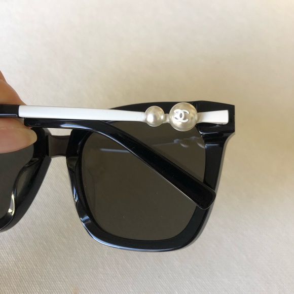 Chanel black sunglasses with CC logo and pearls handles - Picture 3 of 7